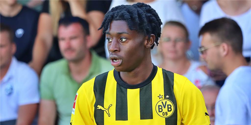 BVB-Trainingslager in Bad Ragaz: Darum verzichtet Edin Terzic auf Prince Aning Prince Aning führt einen Eckball aus.