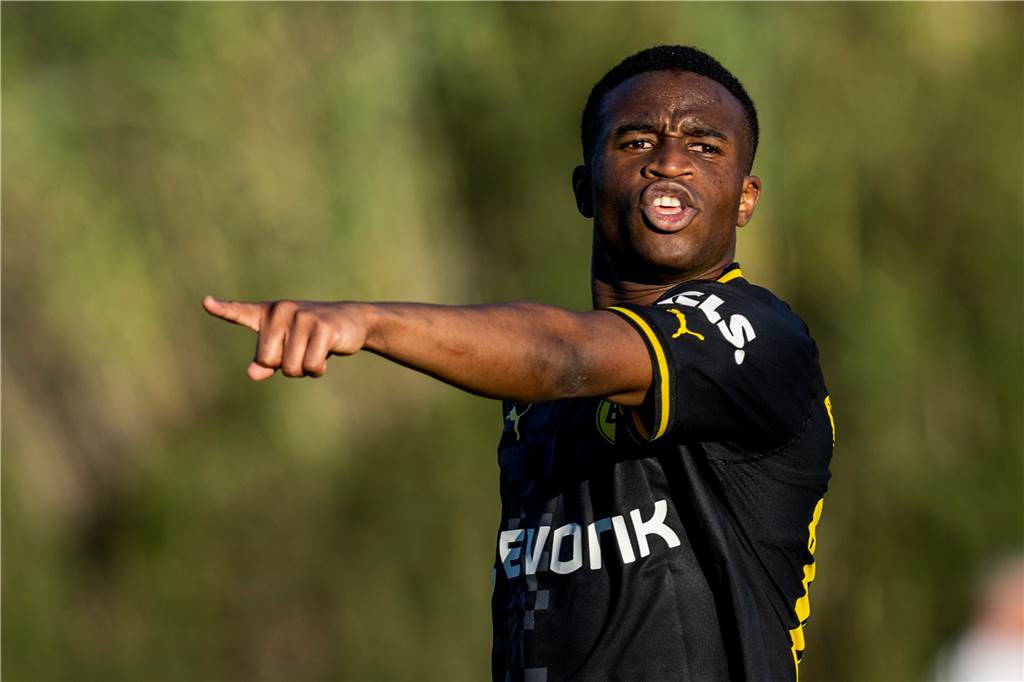 Moukoko-Poker steht vor dem Abschluss: Finale BVB-Verhandlungsrunde in Marbella Youssoufa Moukoko gibt Anweisungen.