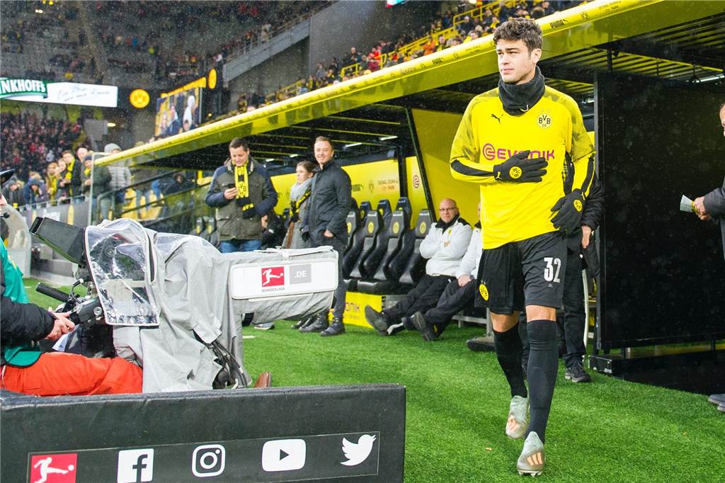 Julian Weigl zieht beim BVB die Reißleine - nun droht in der Defensive ein Engpass Der BVB setzt auf Nachwuchstalent Giovanni Reyna.