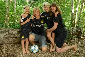 Der BVB spielt in der Familie offensichtlich auch heute noch eine Rolle: Ex-Fußballer Uwe Seggewiß mit seiner Frau Mona und den beiden Söhnen.