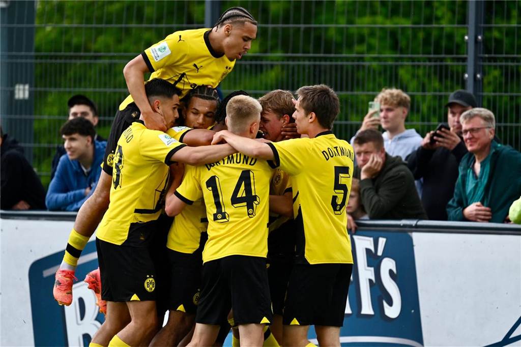 Herrmann sichert BVB-U19 gegen Hertha BSC die Chance aufs Finale: Dortmund droht Defensiv-Engpass Die BVB-Spieler jubeln.