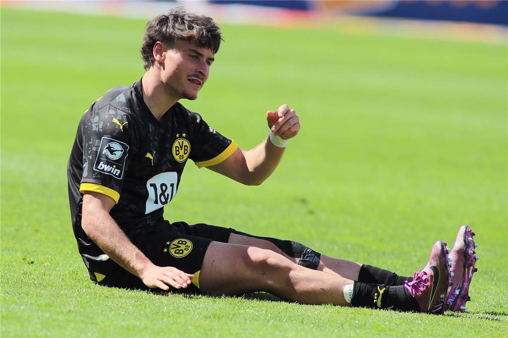 Abwehrengpass der BVB-U23 spitzt sich zu: Bittere Nachricht für Prince Aning – Sorgen um Bueno Guille Bueno sitzt auf dem Rasen.