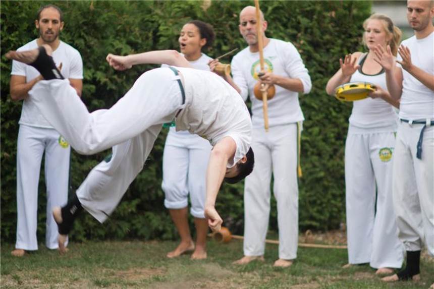 Der Capoeira-Kämpfer Daniel Ludwig der Gruppe „Unicar“ demonstriert, wie vielseitig die brasilianische Sportart ist. Foto: Klaus-Dietmar Gabbert