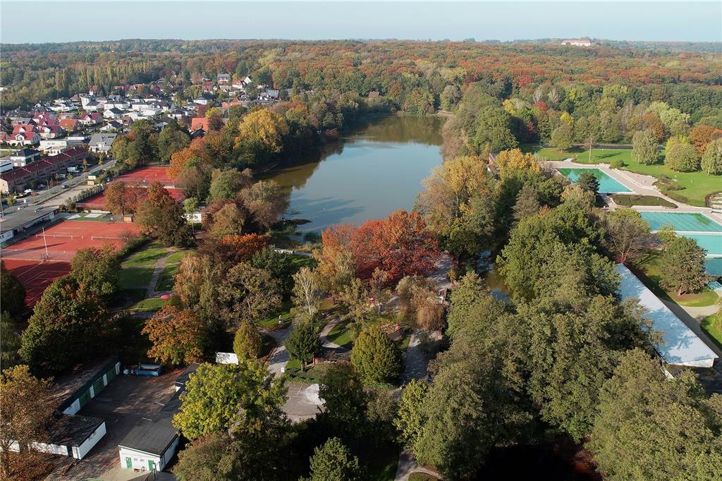Ausflugsziel Cappenberger See: Toben, Tretbootfahren, Natur genießen Der Cappenberger See am Stadtrand von Lünen. Im Hintergrund ist das Schloss Cappenberg zu sehen, mitten im Wald. Neben dem See: das Freibad gleichen Namens. Das Freizeitgelände rund um den See ist ein echter Ausflugstipp für Familien.