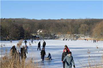 Der Cappenberger See präsentiert sich als Eisfläche.