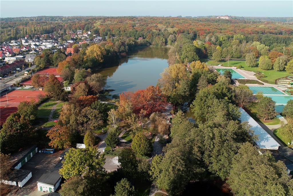 Der Cappenberger See und das benachbarte Freibad aus der Luft betrachtet.