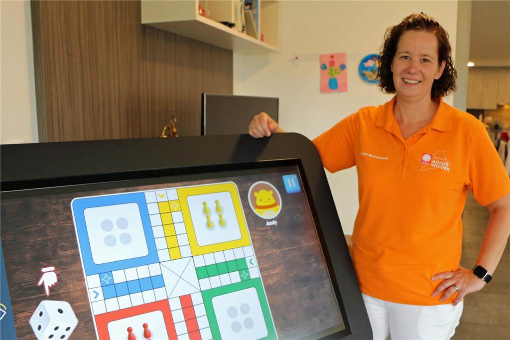 Digitaler Weg in der Tagespflege: Care Table bereichert den Pflegealltag Der Care Table fordert und fördert die Tagesgäste. Und er unterhält. Großer Beliebtheit erfreuen sich die digitalen Gesellschaftsspiele wie „Mensch ärgere dich nicht“, wie Karin Bennemann berichtet.