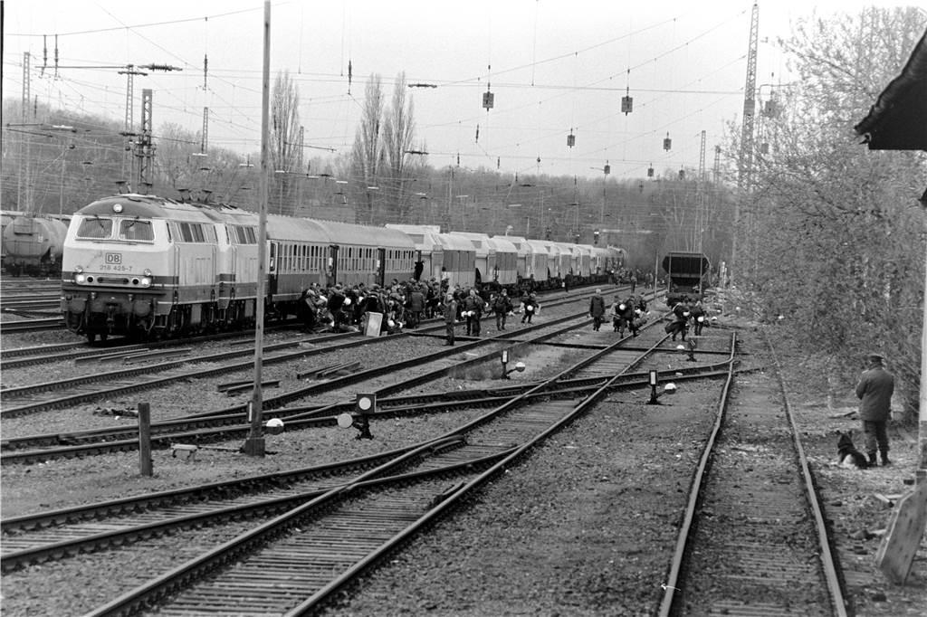 Der Castor-Transport rollte am Freitag (20. März 1998) gegen 14.50 Uhr im Bahnhof Lünen-Süd ein.