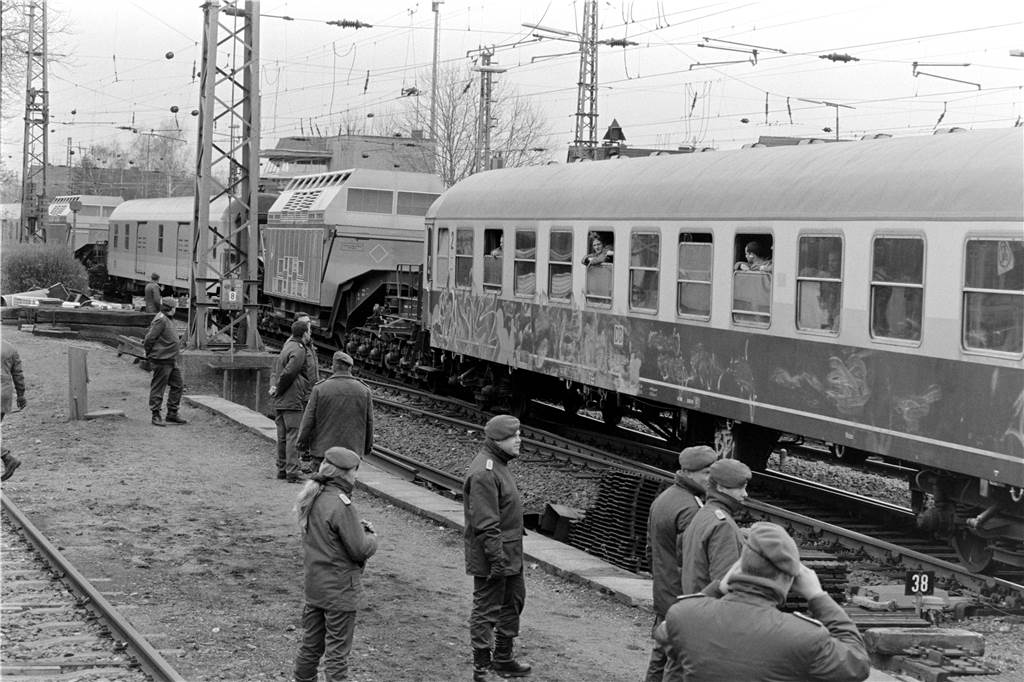 Der Castor-Transport rollte am Freitag (20. März 1998) gegen 14.50 Uhr im Bahnhof Lünen-Süd ein.