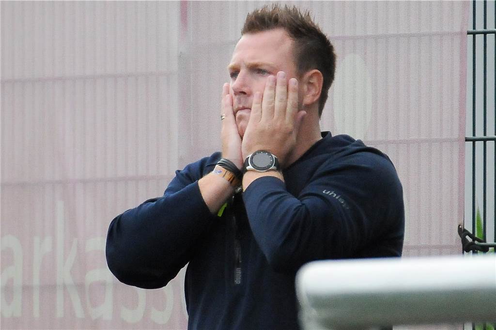Ein Castrop-Rauxeler Trainer fordert: Schalke muss alle Scouts rausschmeißen Der Castrop-Rauxeler Dennis Hasecke, Trainer der Spvg Schwerin, bekommt derzeit das Grausen, wenn er die Auftritte seines FC Schalke 04 im Fernsehen sieht.