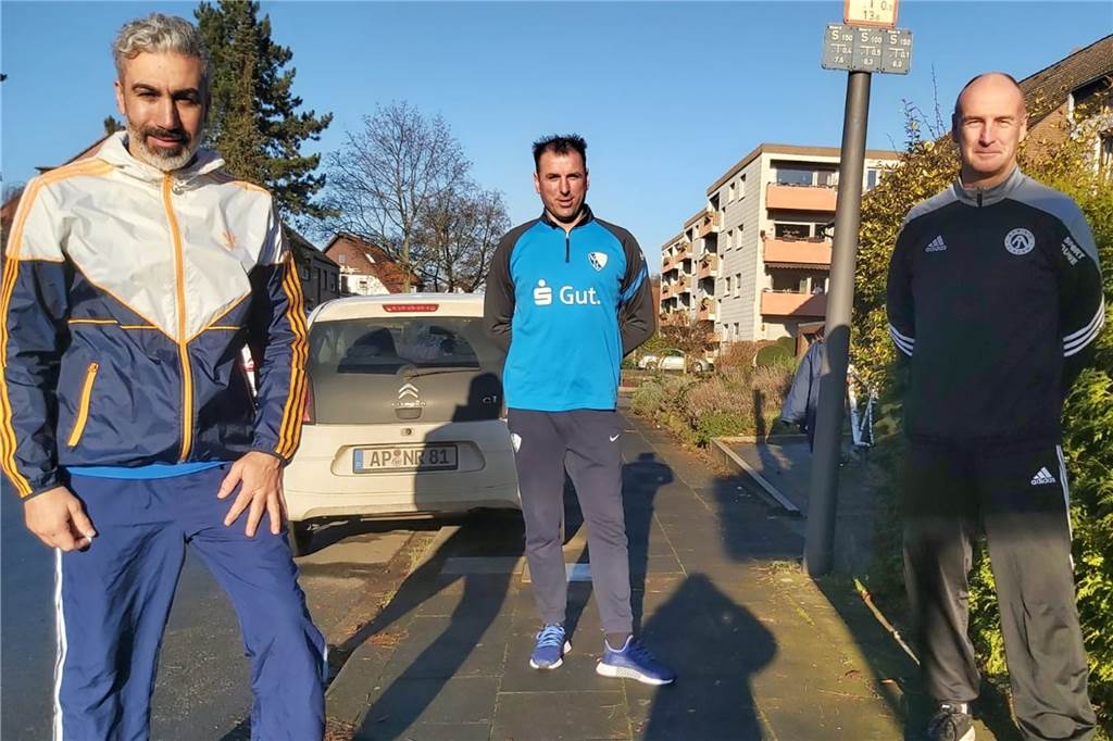 Castrop-Rauxeler Team bekommt im Abstiegskampf drei Punkte vom Tabellendritten geschenkt Der Castrop-Rauxeler Ergin Ersoy (l) gehört dem Kader von Fortuna Herne an - und gehört einer Jogging-Riege mit Toni Kotziampassis und Daniel Kuhn an.