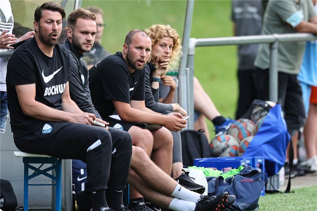 Wacker Obercastrop hält gegen den Bundesliga-Nachwuchs des VfL Bochum gut mit Der Castrop-Rauxeler Ex-Profi Marc Kruska (3.v.l.) saß auf der Bank der U19 des VfL Bochum, weil er Co-Trainer von Heiko Butscher (l.) ist.