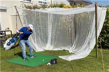 Der Castrop-Rauxeler Golftrainer Andrew Shephard übte während der Corona-Pause daheim.