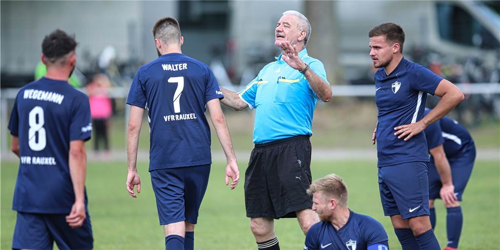 Nach Streikaufruf für Schiris: Vorsitzender will Kreisliga-A-Spiel selbst leiten Der Castrop-Rauxeler Kult-Schiedsrichter Dieter Becker und seine Kollegen im Kreis Herne/Castrop-Rauxel werden durch eine Interessengemeinschaft für den 15. Mai zum Streik aufgerufen.