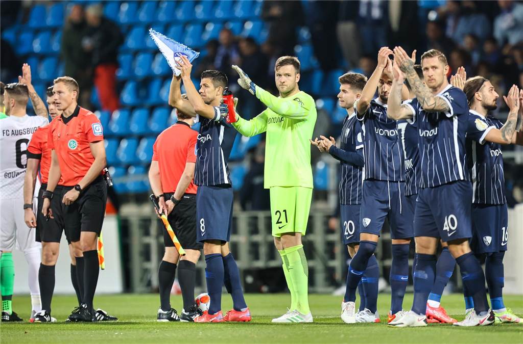 Auch Profi Michael Esser spielte bei Hallenstadtmeisterschaft : Er sah schnell die Rote Karte Der Castrop-Rauxeler Michael Esser (Mitte) stand in der Start-Elf des VfL Bochum im DFB-Pokal-Spiel gegen den FC Augsburg.