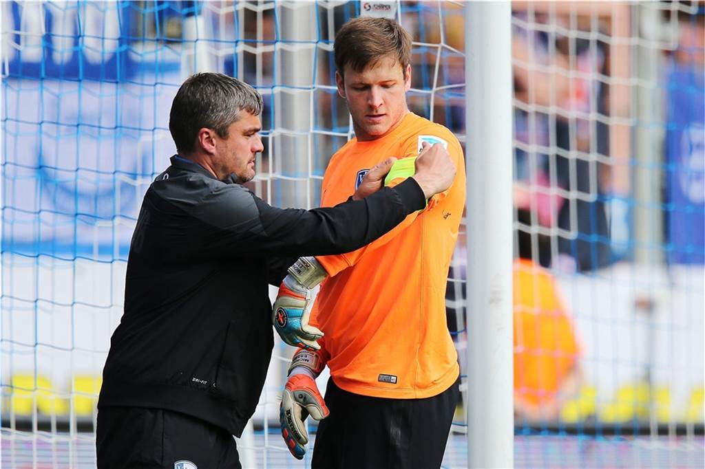 Nach Bayern-Sieg: Michael Esser würde im Amateurfußball spielen wollen - aber nicht im Tor Der Castrop-Rauxeler Michael Esser (rechts) wurde am abschließenden Zweitliga-Spieltag 2014/15 für den VfL Bochum gegen den SV Sandhausen zum Kapitän. Der damalige Co- und heutige Cheftrainer Thomas Reis übergab ihm die Kapitänsbinde.