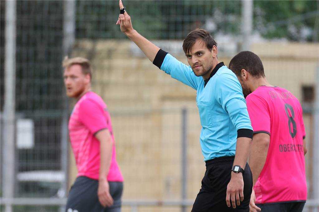 Aufstieg in der Winterpause ist selten: Castrop-Rauxeler Schiedsrichter pfeift schon jetzt in der Landesliga Der Castrop-Rauxeler Niklas Simpson leitete im Juli 2022 das Testspiel des Westfalenligisten Wacker Obercastrop beim Landesliga-Aufsteiger SF Wanne.