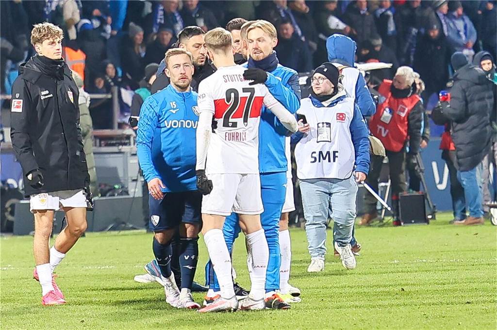 Der Castrop-Rauxeler Profi Chris Führich verlor dem VfB Stuttgart beim VfL Bochum mit 0:1. Nach Abpfiff traf er Weggefährten und verschenkte sein Trikot.