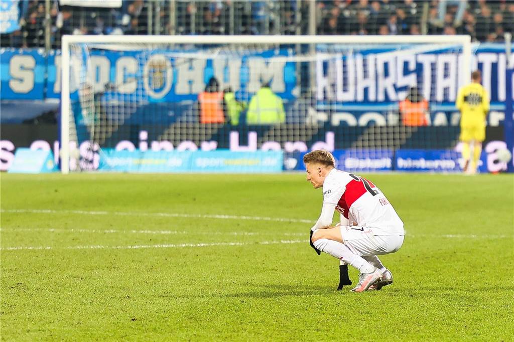 Der Castrop-Rauxeler Profi Chris Führich verlor dem VfB Stuttgart beim VfL Bochum mit 0:1. Nach Abpfiff traf er Weggefährten und verschenkte sein Trikot.