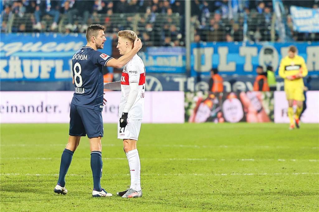 Der Castrop-Rauxeler Profi Chris Führich verlor dem VfB Stuttgart beim VfL Bochum mit 0:1. Nach Abpfiff traf er Weggefährten und verschenkte sein Trikot.