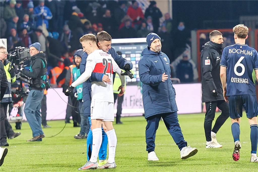 Der Castrop-Rauxeler Profi Chris Führich verlor dem VfB Stuttgart beim VfL Bochum mit 0:1. Nach Abpfiff traf er Weggefährten und verschenkte sein Trikot.