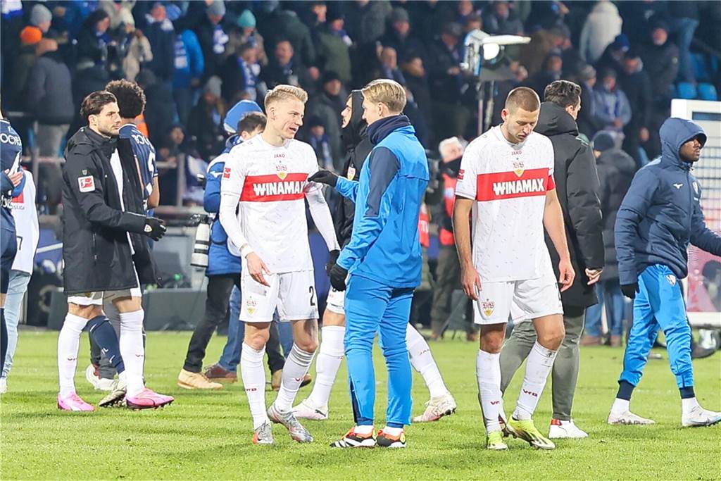 Der Castrop-Rauxeler Profi Chris Führich verlor dem VfB Stuttgart beim VfL Bochum mit 0:1. Nach Abpfiff traf er Weggefährten und verschenkte sein Trikot.