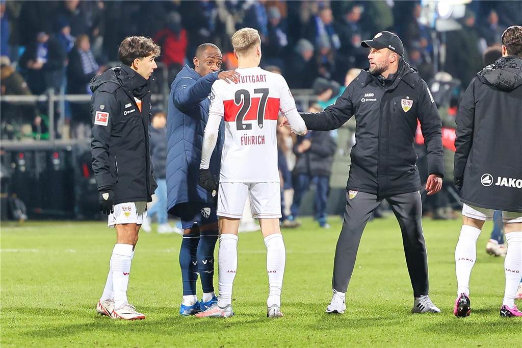 Der Castrop-Rauxeler Profi Chris Führich verlor dem VfB Stuttgart beim VfL Bochum mit 0:1. Nach Abpfiff traf er Weggefährten und verschenkte sein Trikot.
