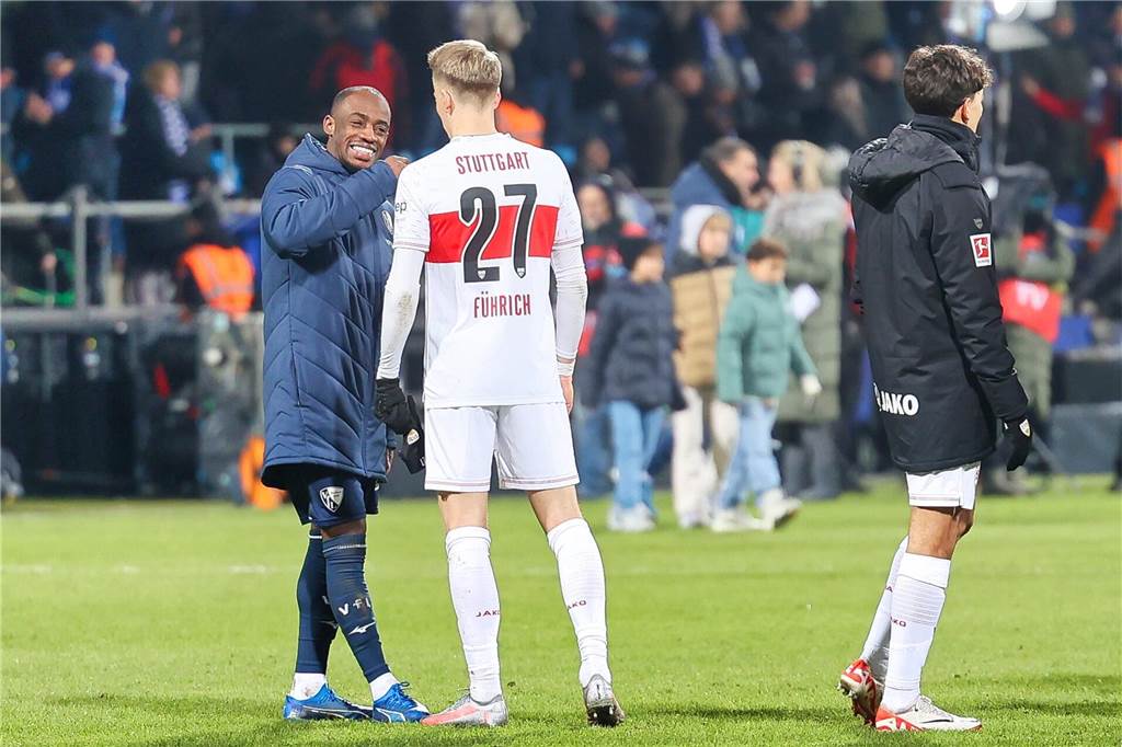Der Castrop-Rauxeler Profi Chris Führich verlor dem VfB Stuttgart beim VfL Bochum mit 0:1. Nach Abpfiff traf er Weggefährten und verschenkte sein Trikot.