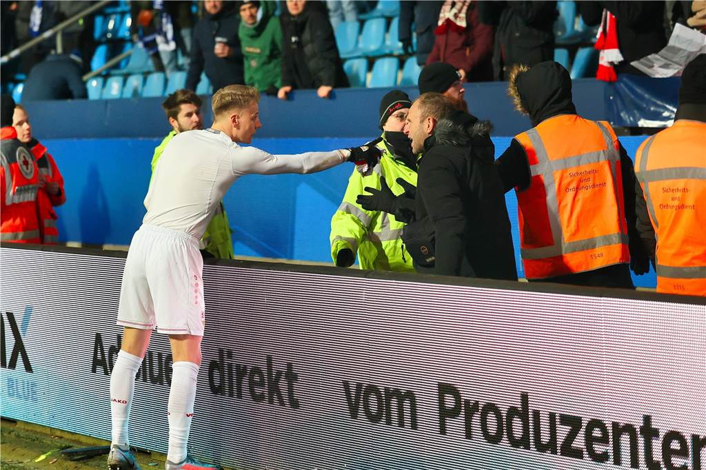 Der Castrop-Rauxeler Profi Chris Führich verlor dem VfB Stuttgart beim VfL Bochum mit 0:1. Nach Abpfiff traf er Weggefährten und verschenkte sein Trikot.