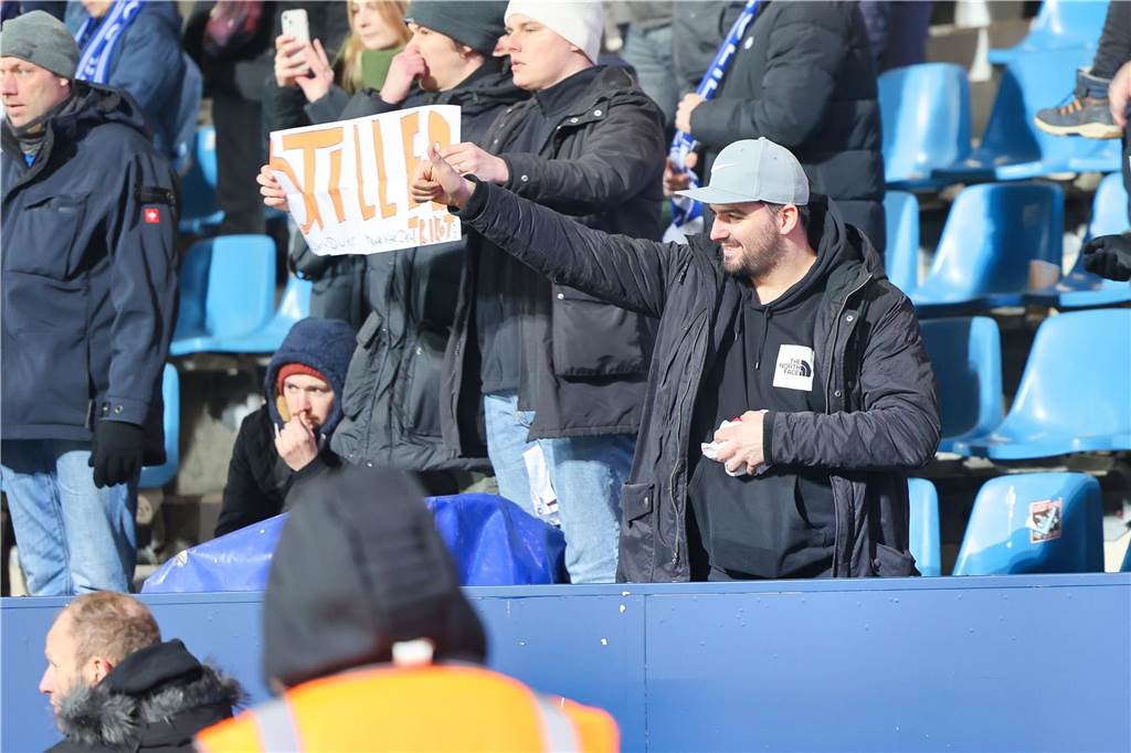 Der Castrop-Rauxeler Profi Chris Führich verlor dem VfB Stuttgart beim VfL Bochum mit 0:1. Nach Abpfiff traf er Weggefährten und verschenkte sein Trikot.