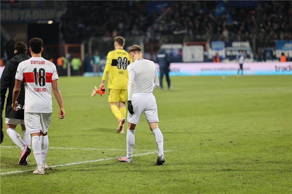 Der Castrop-Rauxeler Profi Chris Führich verlor dem VfB Stuttgart beim VfL Bochum mit 0:1. Nach Abpfiff traf er Weggefährten und verschenkte sein Trikot.