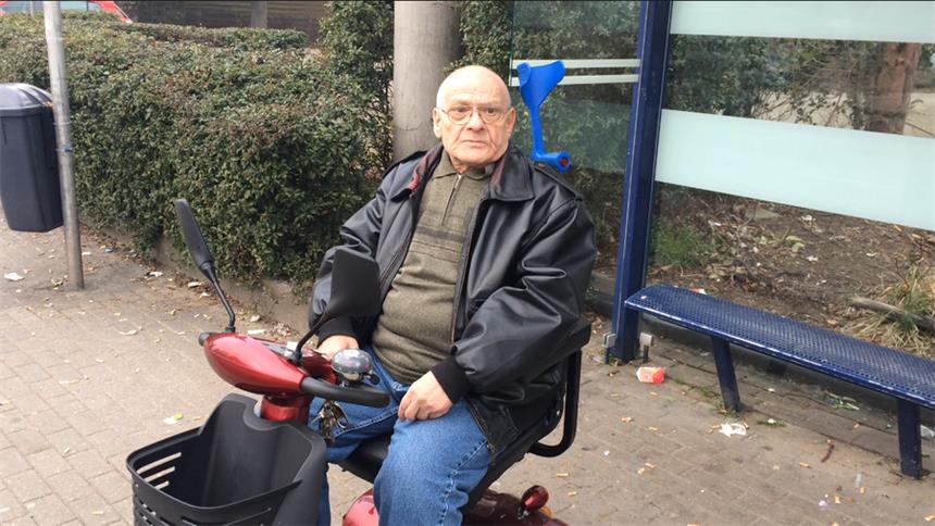Was das Verbot von E-Scootern im ÖPNV bedeutet Der Castrop-Rauxeler Rentner Alfred Schäfer ist über die Situation von E-Scootern und öffentlichen Verkehrsmitteln nicht glücklich.