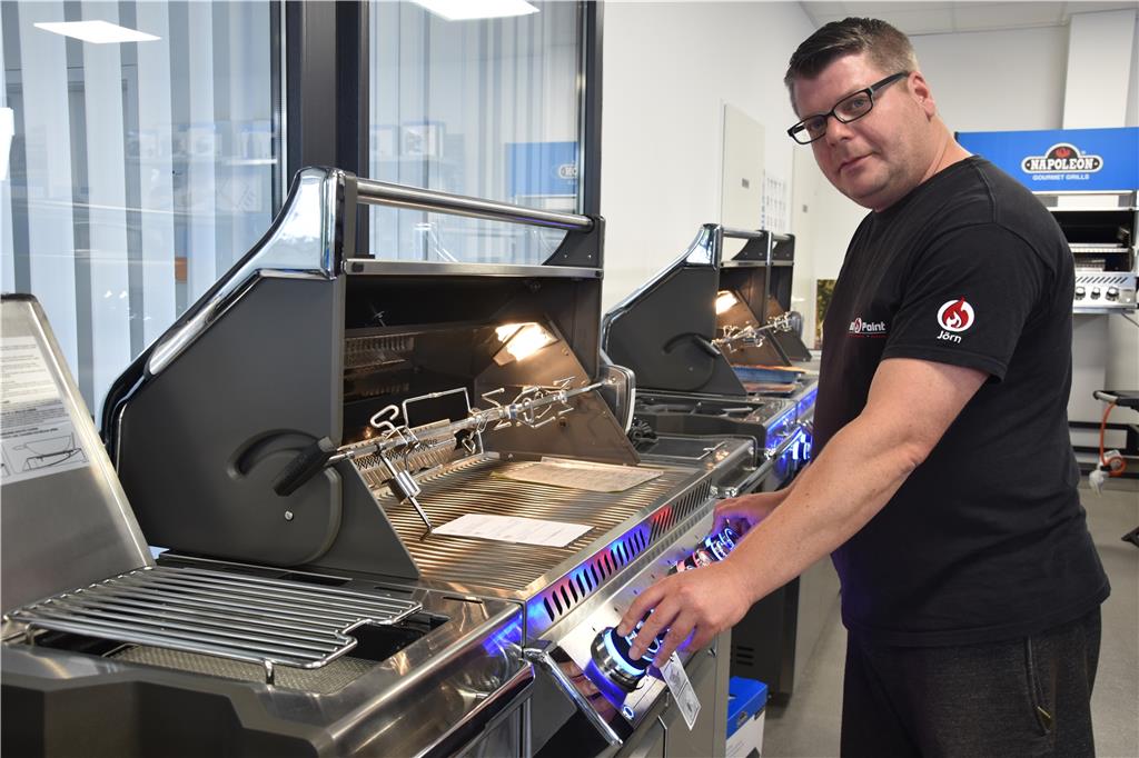 Der Castrop-Rauxler Jörn Fischer regelt die verschiedenen Temperaturen an einem Gasgrill der Marke Napoleon.
