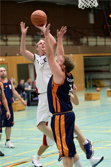 Der Castroper BC (weiße Trikots) unterlag in einem umkämpften Spiel bei den Hertener Löwen 4 am Ende mit 73:89.