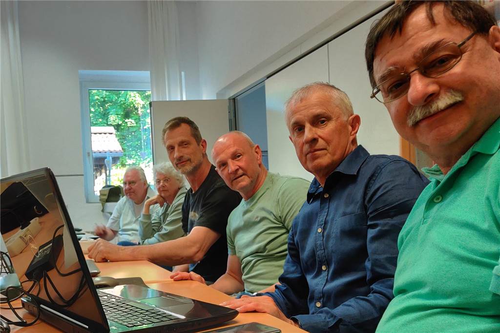Castroper Computerclub hilft bei Problemen mit dem PC Die Teilnehmer des Treffens des Computerclubs sitzen an einem Tisch.