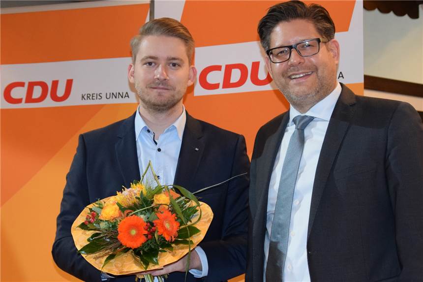 CDU kürt Gegenkandidaten von SPD-Mann Hartmut Ganzke Der CDU-Kreisvorsitzende Marco Morten Pufke war der erste Gratulant von Marcal Zilian (links).
