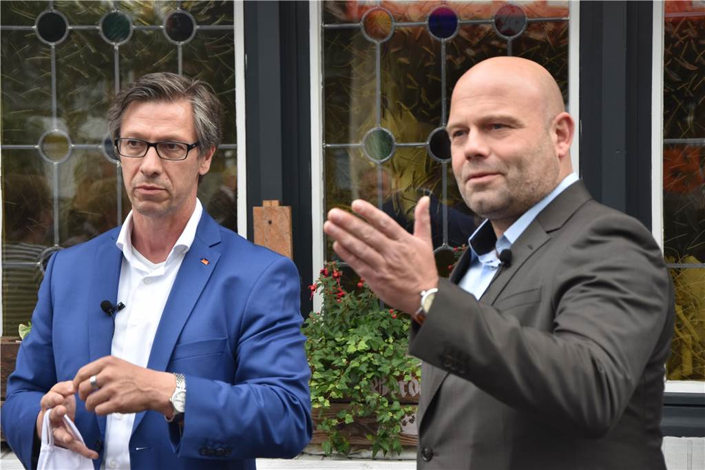 CDU-Fraktion in Castrop-Rauxel stellt Sicherheit der Bürger infrage Der CDU-Landtagsabgeordnete Dr. Christos Katzidis (l.) mit Bürgermeisterkandidat Oliver Lind im Kommunalwahlkampf bei einem Ortstermin an der Langen Straße.