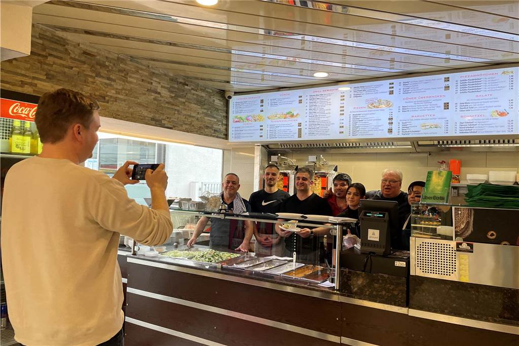 Frauendienst begeistert mit Döner-Aktion: Im nächsten Advent geht es weiter Der CDU-Politiker Michael Breilmann hat Frauendiensts Aktion unterstützt und schießt am Samstag ein Erinnerungsfoto vom Team des Topkapi Grills.