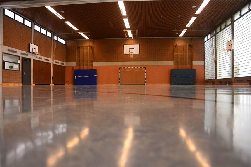 Gemeinde spekuliert vorsichtig auf Förderprogramm für Turnhallensanierung Der Charme der 1970er-Jahre: Die Turnhalle in der Doornte muss dringend saniert werden.