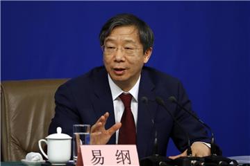 Der Chef der Zentralbank von China, Yi Gang, plant vorerst keine Abwertung des Yuan im Handelsstreit mit der USA. Foto: Aijaz Rahi/AP