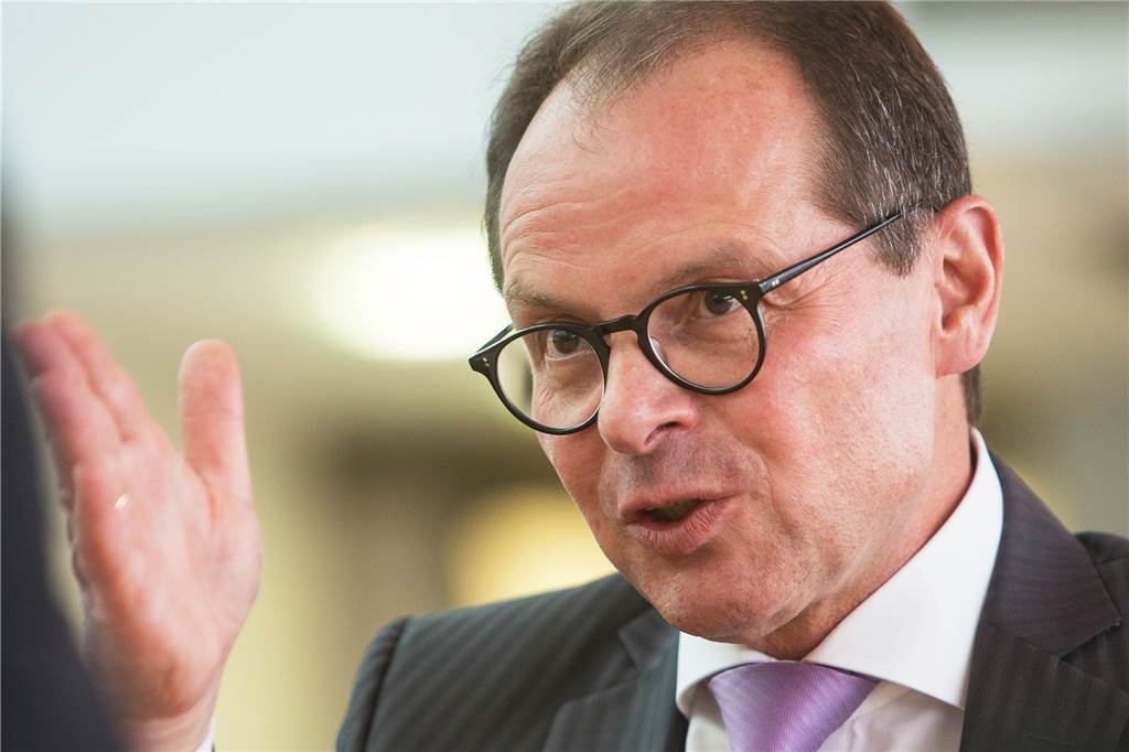 Signal-Iduna-Vorstand fordert Flugverbindung zwischen Dortmund und Berlin Der Chef des Dortmunder Flughafens, Udo Mager, führt Gespräche mit Wirtschaft und Fluggesellschaften: Dortmund soll mit Berlin und anderen Zielen in Europa verbunden werden.
