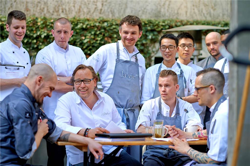 Können Dortmunds neue Spitzenköche mehr Sterne holen als Thomas Bühner? Der Chef und sein 3-Sterne-Team vom Restaurant La Vie in Osnabrück.