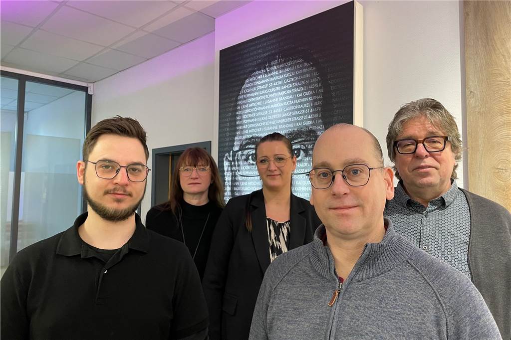 Das komplette Team des Optikerfachgeschäfts IGA Optic & Akustik Lüdo mit Chef Ulrich Tönsmann