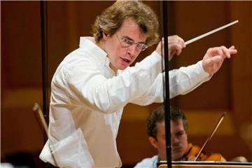 Der Chefdirigent der Bamberger Symphoniker, Jakub Hrůša, während einer Orchesterprobe. Foto: Daniel Karmann