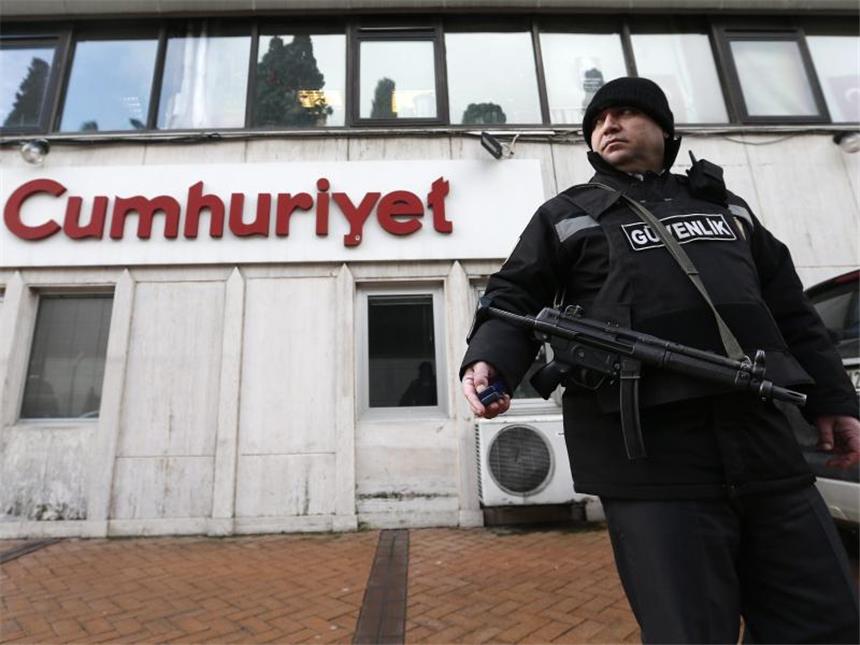 Türkei geht gegen kritische Zeitung "Cumhuriyet" vor Der Chefredakteur der wichtigsten verbliebenen türkischen Oppositionszeitung "Cumhuriyet", Murat Sabuncu, ist festgenommen worden. Foto: Sedat Suna/Archiv