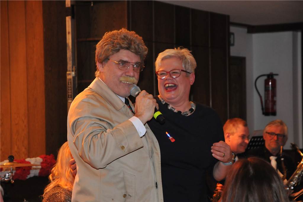 Mit vielen Fotos: Ottensteiner Burggeister lassen beim Büttabend den Spahn tanzen Der „Chefreporter des Grevenbroicher Tagblatts“ Horst Schlämmer (alias Ulrich Bärenfänger) schmiss sich charmant an das Publikum heran.