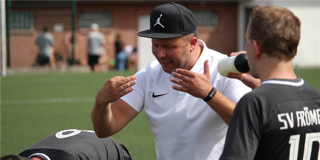 Adrian Ruzoks Trainerteam schrumpft: SV Frömern muss künftig auf langjährigen Coach verzichten Der Cheftrainer des SV Frömern, Adrian Ruzok, verliert einen Trainerkollegen aus seinem Staff.
