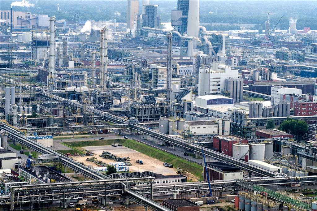 Der Chemiepark Marl stellt die Weichen für die Zukunft Der Chemiepark Marl hat mit mehr als 10.000 Mitarbeitern die Dimension einer Kleinstadt.