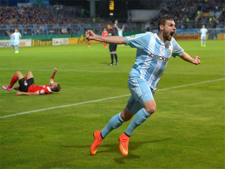 Mainz blamiert sich in Chemnitz Der Chemnitzer Marcel Hofrath jubelt über den Treffer zum zwischenzeitlichen 3:3. Foto: Thomas Eisenhuth