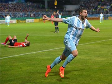 Der Chemnitzer Marcel Hofrath jubelt über den Treffer zum zwischenzeitlichen 3:3. Foto: Thomas Eisenhuth